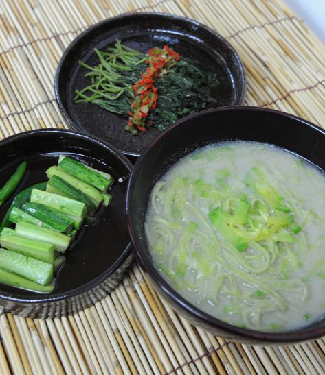 Buddhist Food, Temple Food, Cooking Pumpkin Seeds, Pickled Cucumber, Cooking Pork Chops, Cheap Food, Middle Aged Women, Vegetarian Cooking, Cooking Class