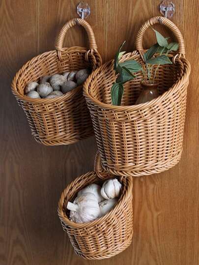 Rattan Basket Decor, Wicker Basket Decor, Japanese Style Kitchen, Wall Basket Storage, Plastic Hanging Baskets, Organiser Cucina, Garlic Storage, Kitchen Basket Storage, Portable Walls