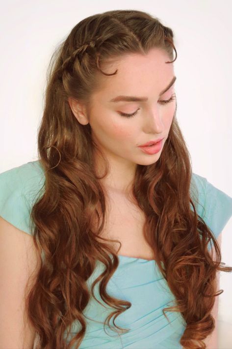 Daphne Bridgerton from Netflix "Bridgerton" Braided Hairstyle wearable in 2021! Bring Regency Era Style back hehe xo Jackie Wyers Historical Hairstyles, Medieval Hairstyles, Aesthetic Hair, Vintage Hairstyles, Trendy Hairstyles, Prom Hair, Pretty Hairstyles, Medium Length Hair Styles, Hair Looks