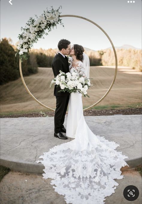 Wedding Arch Half Circle, Round Wedding Altar, Circular Floral Arch Wedding, Circle Arches For Weddings, Gold Circle Arch With Flowers, Simple Alter Decor, Wedding Arch Minimalist, Circle Wedding Arch With Drape, Wedding Circle Arch Ideas