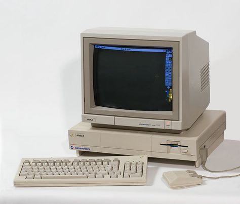 the Amiga 1000, the first computer in our home in the 80s Commodore Computers, Alter Computer, Gaming Computer Setup, Old Computer, Computer History, Digital Revolution, Retro Arcade, Old Computers, Home Computer