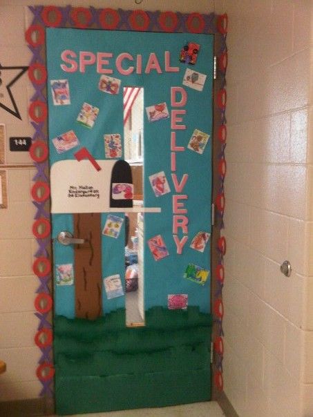 i like the mailbox idea - letters - valentines day Mailbox Bulletin Board Ideas, Mailbox Bulletin Board, Valentines Classroom Door, Classroom Mailboxes, Valentine Bulletin Boards, Catholic Schools Week, Preschool Boards, Diy Classroom Decorations, Valentine Art