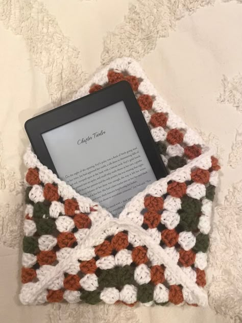 Book Sleves Crochet, Granny Square Crochet Book Sleeve, Crochet Book Sleeve Free Pattern Granny Square, Crochet Switch Cover, Granny Square Kindle Case, Crochet Granny Square Book Sleeve, Book Covers Crochet, Diy Kindle Sleeve, Ipad Cover Crochet