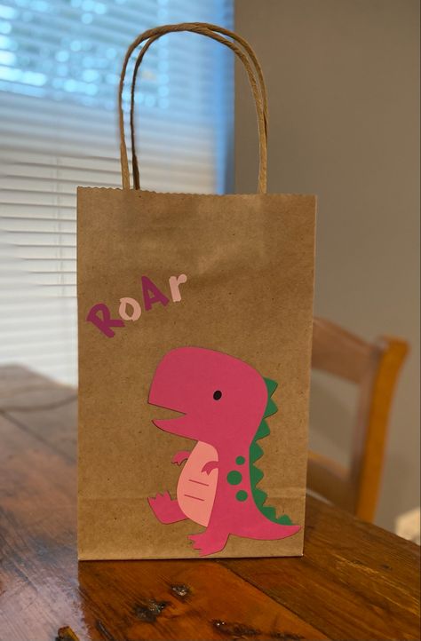 Dinosaur Party Bags, Pink Dinosaur Party, Dinosaur Birthday Party Decorations, Gift Bags Diy, Pink Dinosaur, Animal Cake, Party Box, Dinosaur Birthday Party, Party Gift Bags