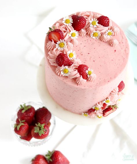 The Tastiest From-Scratch Strawberry Cake Recipe - Sugar & Sparrow Vanilla Strawberry Cake Design, Pink Strawberry Cake, Strawberry Cake Decorations, Strawberry Layer Cake, Strawberry Layer Cakes, Nice Cake, Cake With Flowers, Strawberry Cake Recipes, Fresh Flower Cake