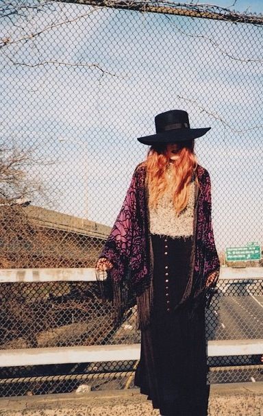 Purple kimono - maxi skirt Indie Folk Outfits, Velvet Kimono Outfit, Boho Kimono Outfit, Folk Outfit, Urban Witch, Purple Kimono, Style Hippy, Luanna Perez, Boho Goth