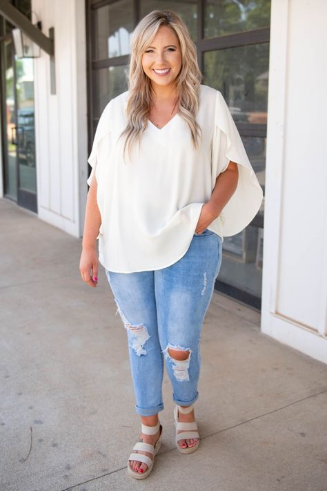 Cream Top Outfit, Summer Photo Outfits, Summer Outfits Curvy, Sheer White Blouse, Plus Size Summer Dresses, Plus Size Fall Outfit, Plus Size Summer Outfits, Spring Work Outfits, Everyday Outfit