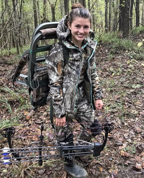 Country Girls Hunting Womens Hunting Gear, Bow Hunting Women, Bow Fishing, Archery Girl, Hunting Bow, Tying Knots, Knot Tying, Hunting Girls, Archery Equipment