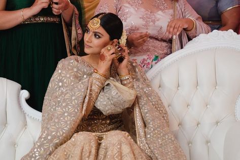 Chikankari Outfits, Sikh Wedding Photography, Indian Wedding Pictures, Lehenga Jewellery, Punjabi Bride, Indian Wedding Planning, Gold Outfit, Wedding Ceremonies, Indian Wedding Outfits