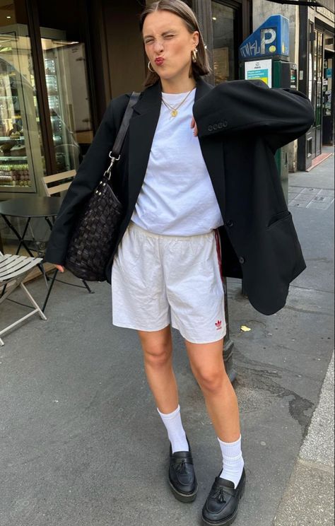 Summer Tom Boy Femme, Shorts Streetwear Outfit, London Subway, Dark Rain, Old Nyc, Looks Adidas, Japan Outfits, Vintage Sport, Sporty Outfits