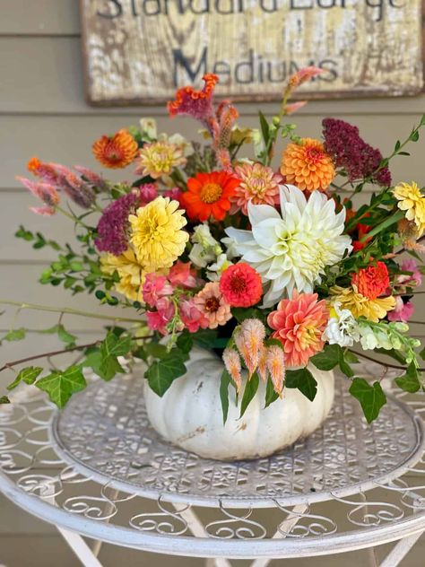 Cut Flower Food, Pumpkin Centerpiece, Halloween Centerpiece, Autumn Table, Dining Table Centerpiece, Pumpkin Centerpieces, Fall Table Decor, Flowers Decor, Thanksgiving Centerpieces