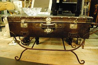 ❤. Would love to do this with one of my trunks Rustic Trunk Coffee Table, Travel Trunk Coffee Table, Refurbished Coffee Tables, Steamer Trunk Coffee Table, Trunk Coffee Table, Coffee Table With Wheels, Coffee Table Pictures, Vintage Trunk, Painted Coffee Tables