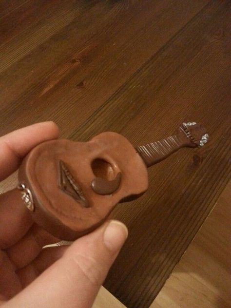 Guitar Clay Art, Air Dry Clay Guitar, Polymer Clay Guitar, Clay Guitar, Ceramic Guitar, Clay Pipes, Diy Music, Fimo Polymer Clay, Banana Art