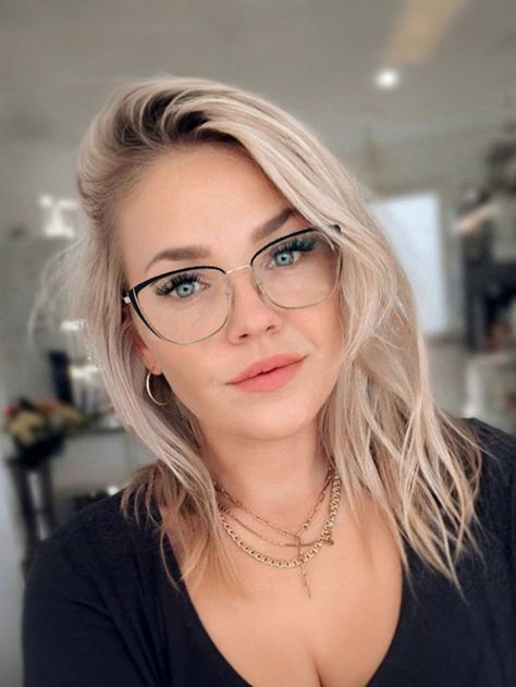 Collar     Embellished   Women Accessories Blonde With Glasses, Glasses For Oval Faces, Bangs And Glasses, Glasses For Round Faces, Glasses Frames Trendy, Glasses Inspiration, Dunner Wordend Haar, Glasses Trends, Womens Glasses Frames