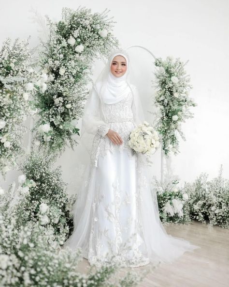 Akad Dress Hijab, Wedding Dress Hijab Syar'i, Akad Dress, Simply Wedding Dress, Bridal Dresses Ideas, Dekor Akad, Muslim Wedding Hijab, Wedding Hijab Styles, Muslim Wedding Gown