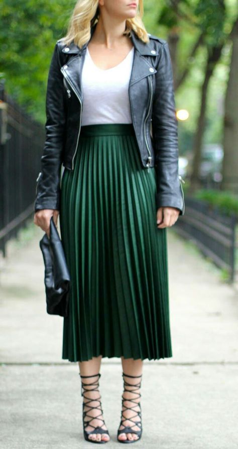 Green Skirt Outfits, Green Pleated Skirt, Green Midi Skirt, Pleated Skirt Outfit, Cute Modest Outfits, Foto Tips, Super Kawaii, Pleated Skirts, Elegante Casual