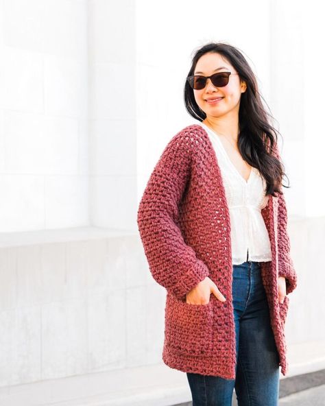 Beginner-Friendly Crochet Coat w/ Pockets - Free Pattern + Video Chunky Cardigan Crochet, Crochet Coat Pattern, Chunky Coat, Crochet Jacket Pattern, Cardigan Crochet Pattern, Cardigan Au Crochet, Crochet Cardigan Pattern Free, Crocheting Patterns, Crochet Cardigan Sweater