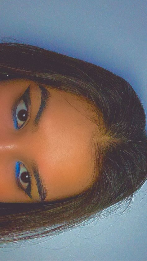 Brown Eyes Blue Eyeliner, Simple Blue Eyeshadow Looks, Subtle Blue Eye Makeup, Easy Blue Makeup, Eyeliner Azul, Soft Blue Makeup, Dark Blue Eye Makeup, Blue Makeup Aesthetic, Simple Colorful Eye Makeup