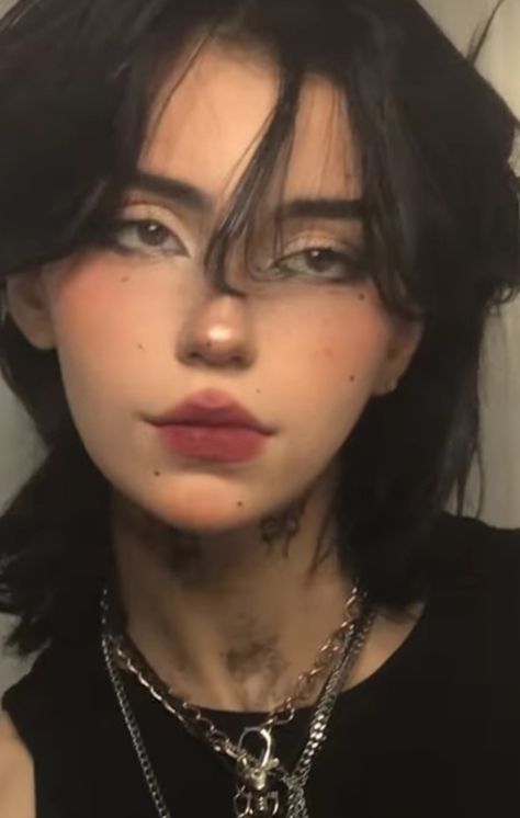 Makeup Tanned Skin, Person Looking Up Reference, Tan Skin Makeup, Egirl Aesthetic, Cute Eyeshadow Looks, Beatiful People, Short Grunge Hair, Aesthetic Grunge Outfit, Emo Makeup