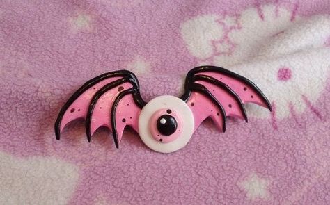 Kawaii Creepy, Fimo Halloween, Gothic Hair Accessories, Gothic Hair, Polymer Clay Halloween, Hair Clip Accessories, Air Dry Clay Projects, ดินปั้น Polymer Clay, Kawaii Jewelry