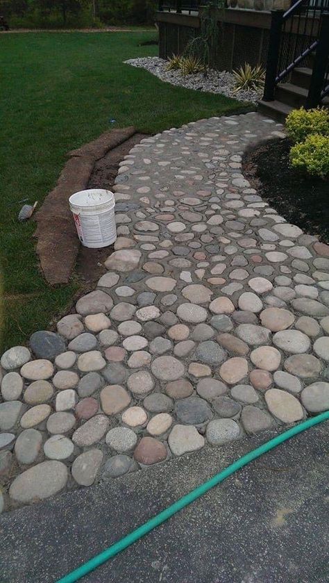 Cobblestone Walkway, Diy Garden Patio, Walkway Design, Candyland Christmas, Small Backyard Gardens, Garden Walkway, Stone Path, Have Inspiration, Garden Pathway