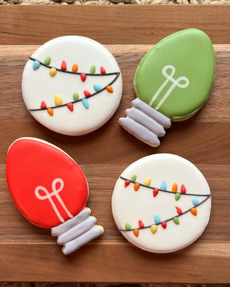 Christmas Sugar Cookies Flood Icing, Cute Christmas Cookies Royal Icing, Diy Christmas Cookie Decorating, Cute Christmas Cookie Designs, Sugar Cookie Inspo Christmas, Ornament Sugar Cookies Decorated, Light Bulb Cookies Decorated, Sugar Cookie Icing Christmas, Christmas Bulb Cookies Decorated