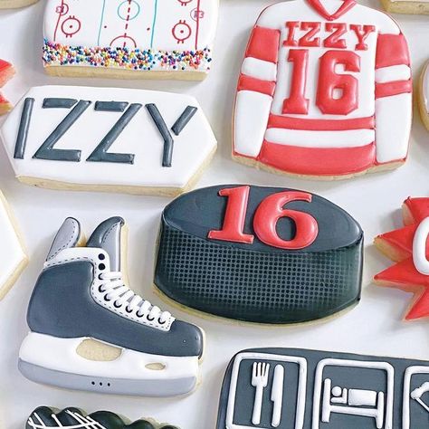 Hockey Puck Cookies, Hockey Cookies Decorated, Hockey Pucks Cookies, Hockey Cookies, Sports Cookies, Lightning Hockey, Hockey Party, Boys Hockey, Cookie Frosting