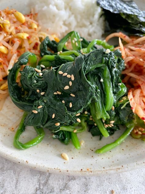 Korean Marinated Spinach Banchan: Sigeumchi Namul. This is a classic Korean banchan of spinach mixed in a garlic and sesame oil mixture. Namul Recipe, Blanched Spinach, Banchan Recipe, Korean Banchan, Sushi Roll Recipes, Best Lunch Recipes, Seasoned Veggies, Small Dishes, Asian Inspired Dishes