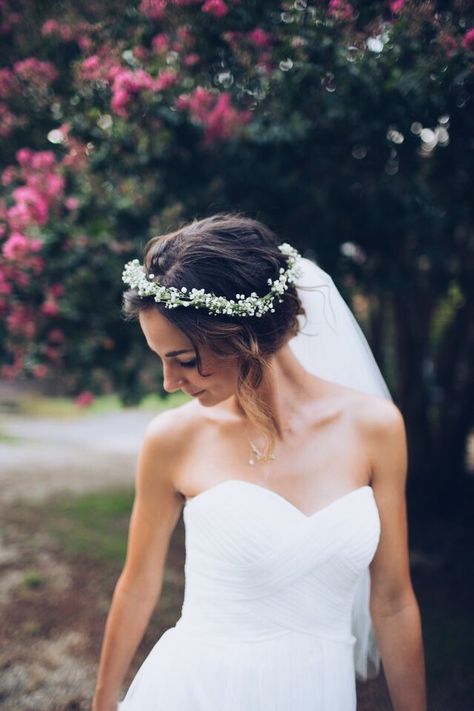 Short wedding hair + floral wreath & veil Flower Veil, Hair Flowers, Bride Flowers, Flower Crown Wedding, Wedding Hair Flowers, Short Wedding Hair, Penteado Cabelo Curto, Bridal Session, Wedding Hair And Makeup