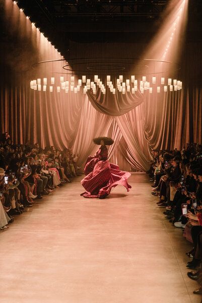 A theatrical experience at NYFW - Santa & Cole Christopher John Rogers, Rainbow Room, Cool Fashion, Set Design, New York Fashion Week, New York Fashion, Fashion Show, Barcelona, Fashion Week