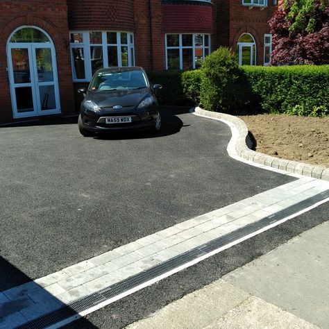 Patio Driveway Ideas, Paver Driveway Ideas, Tarmac Driveway, Front Driveway Ideas, Driveway Border, Front Garden Ideas Driveway, Tarmac Driveways, Block Paving Driveway, Driveway Edging