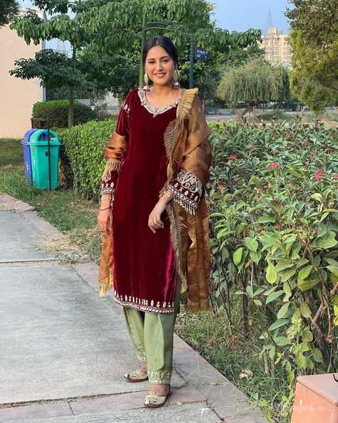 Colour Contrast For Punjabi Suits, See Green Suit Combination, Baani Sandhu Suits, Baani Sandhu, Pink Footwear, Ladies Suit Design, Designer Suits For Wedding, Simple Indian Suits, Aesthetic Heels