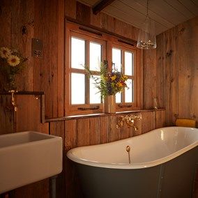 Bunkie Ideas, Hut Interior, Small Wood Burning Stove, Garden Huts, Shepherd Hut, Glamping Ideas, Pod House, Bath Tubs, Roll Top Bath