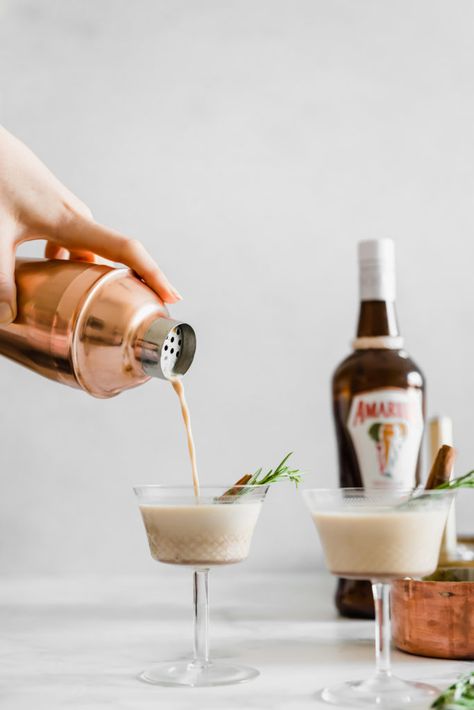 Gingerbread Cocktail, Easy Holiday Cocktail Recipes, Easy Holiday Drinks, Easy Holiday Cocktails, Rosemary Cocktail, Easy Gingerbread, Creamy Cocktails, Photo Course, Apple Cocktail