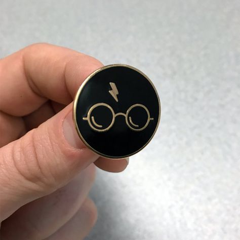 Harry Potter Pins Enamel, Harry Potter Pins, Harry Potter Badges, Harry Potter Jewelry, Harry Potter Pin, Harry Potter Baby, Harry Potter Outfits, Jacket Pins, Bag Pins