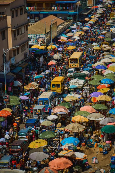 A usual busy day at Makola market. Ghana Market, Family Guy Cartoon, Guy Cartoon, Accra Ghana, African Market, February 13, Accra, Busy Day, Popular Videos