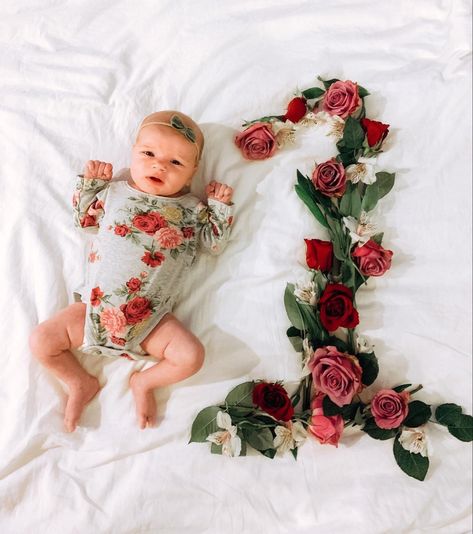 Children Aesthetic, Photoshoot Flowers, 1 Month Baby, Monthly Pictures, Monthly Baby Pictures, Baby Milestone Photos, Monthly Baby Photos, Girl Flower, Baby Milestone