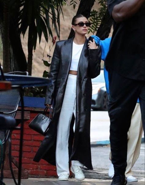 Hailey Bieber Airport Style, Ducie London, Hailey Baldwin Outfits, Hailey Baldwin Street Style, Stile Kendall Jenner, White Tracksuit, Hailey Bieber Style, Hailey Baldwin Style, Famous Outfits