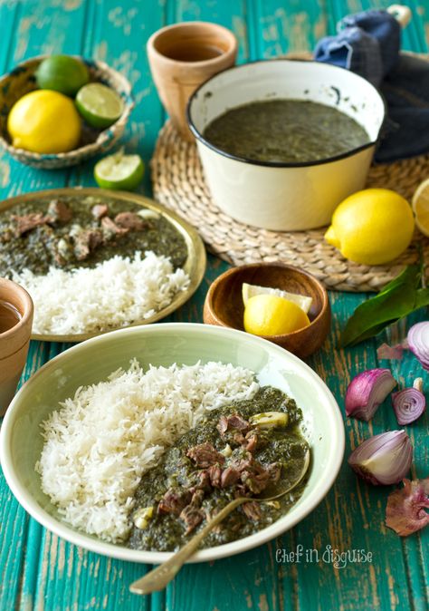 Mulukhyia an Egyptian/Arabic green stew fit for royals. Healthy, tasty and easy to make Molokhia Recipe, Arabic Chicken Recipes, Arabisk Mat, Jordanian Food, Arabisk Mad, Chicken Recipes For Dinner, Middle East Food, Middle East Recipes, Arabic Recipes