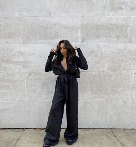 Black Satin Pants Outfit, Satin Trousers Outfit, Loungewear Street Style, Satin Pants Outfit, Black Satin Pants, Oversized Satin Shirt, Baby Boy Outfits Swag, Winter Pants Outfit, Fall Trends Outfits