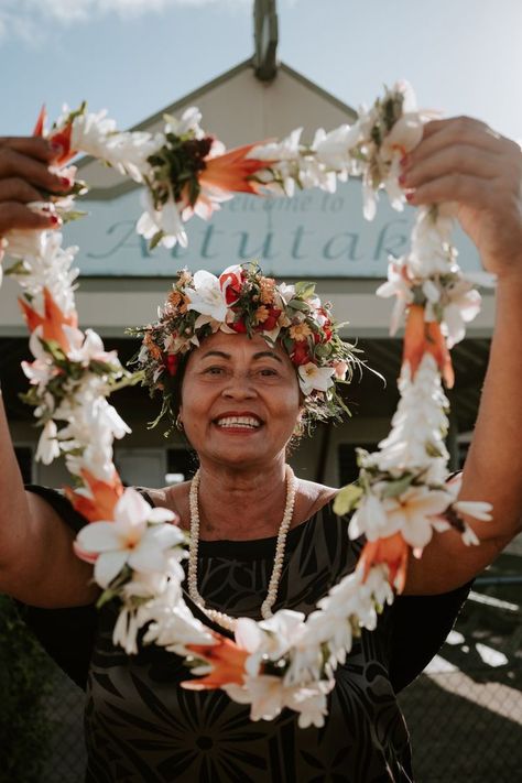 Hawaii Culture, Culture Appreciation, Lei Hawaii, Rarotonga Cook Islands, Drakes Album, Polynesian People, Sweet Smelling Flowers, Smelling Flowers, Hawaii Jewelry