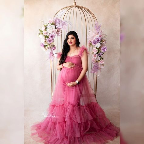 Beautiful Dusky pink gown in our mom's wardrobe collection. Vaishali Harip photography is based in Bavdhan #Pune. Book your slot on 9112970708 #maternityphotoshoot #maternityphotography #maternityphotoshootpune #babyphotoshoot #newbornphotoshoot #toddlersofinstagram #familyphotoshoot #newbornphotographerpune #creativephotoshoot #punephotographer #maternityphotographerpune #babyphotography #maternitygowns #trending #instareels #newbornphotography #maternityfashion #punematernityphotographe... Baby Shower Outfit For Mom, Baby Shower Gender Reveal Cake, Indian Baby Shower Decorations, Indian Baby Showers, Pregnancy Belly Photos, Pregnancy Photos Couples, Belly Photos, Pregnancy Belly, Mom Wardrobe