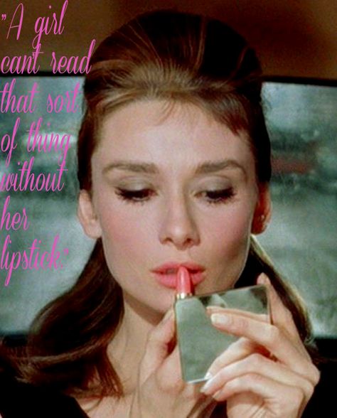 "A girl can't read that sort of thing without her lipstick."- Breakfast at Tiffany's Audrey Hepburn Outfit, Iconic Makeup, Audrey Hepburn Photos, Holly Golightly, Audrey Hepburn Style, Hepburn Style, Breakfast At Tiffanys, Iconic Women, Classic Beauty