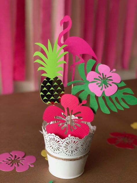 Flamingo Centerpiece Ideas, Luau Centerpiece Ideas, Pineapple Centerpieces, Luau Centerpieces, Flamingo Centerpiece, Bridal Shower Deco, Lets Flamingle, Paper Flower Printable Templates, Flamingo Cake Topper