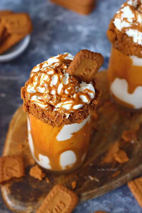 Lotus Biscoff Freakshake Summer Iced Drinks, Freakshakes Recipe, Biscoff Recipes, Fast Food Drinks, Iced Drinks Recipes, Crepes And Waffles, Summertime Drinks, Lotus Biscoff, Mixed Drinks Recipes