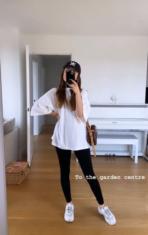 Leggins Summer Outfit, Leggins Outfits Summer Casual, Sports Tshirt Outfit, Legging Tshirt Outfit, Black Leggings Outfits, Style Black Leggings, Travelling Outfit, Leggins Outfit, Outfits Leggins