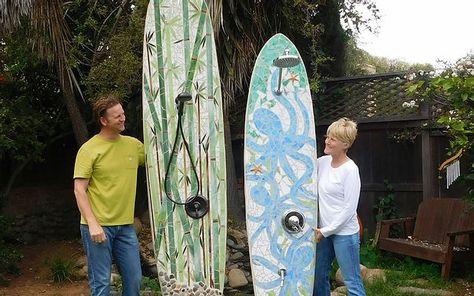 Outdoor Surfboard Showers & Garden Sculptures Florida Lanai, Mosaic Outdoor, Decks Around Pools, Room Crafts, Poolside Decor, Shells Beach, Outdoor Showers, Hawaiian Quilt, Surf Decor