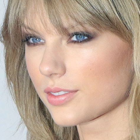 Makeup Brown Eyeshadow, Taylor Swift Pink, Pale Pink Lipstick, Taylor Swift Makeup, Fuchsia Lipstick, Makeup Photos, Cute Eyeshadow Looks, Steal Her Style, Soft Beauty