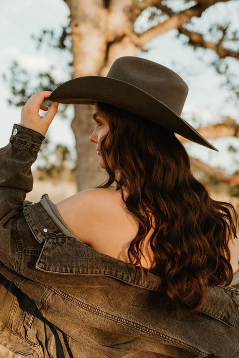 Dressed Up Photoshoot Ideas, Cowboy Hat Pictures Photo Shoot, Western Birthday Pictures, Poses With Cowboy Hat, Western Inspired Photoshoot, Western Shoot Ideas, Cowgirl Hat Photoshoot, Western Women Photoshoot, Cowgirl Graduation Pictures