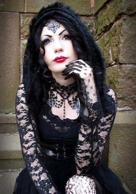 Gorgeously gothic. Gothic People, Gothic Fashion Women, Gothic Mode, Arte Punk, Gothic Looks, Goth Look, Donnie Darko, Victorian Goth, Goth Women